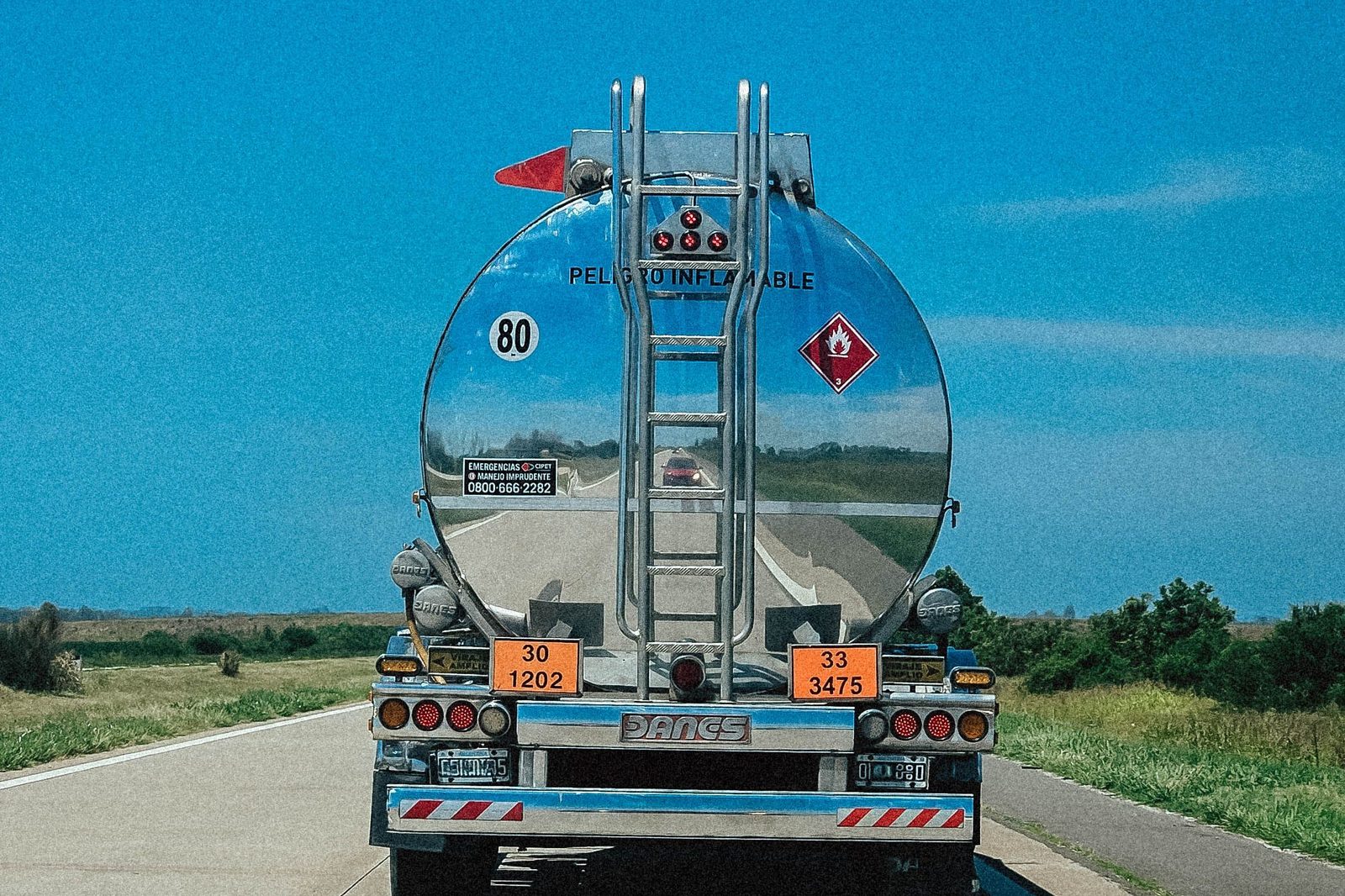 Suministro y transporte de combustible — foto ilustrativa